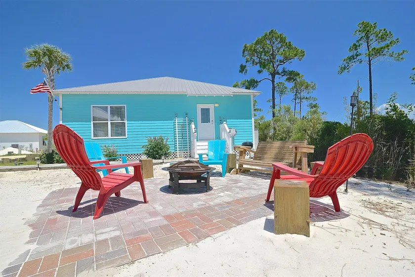 Sea Ya Later Gator Cozy Cottage Close to the Beach - Image 1