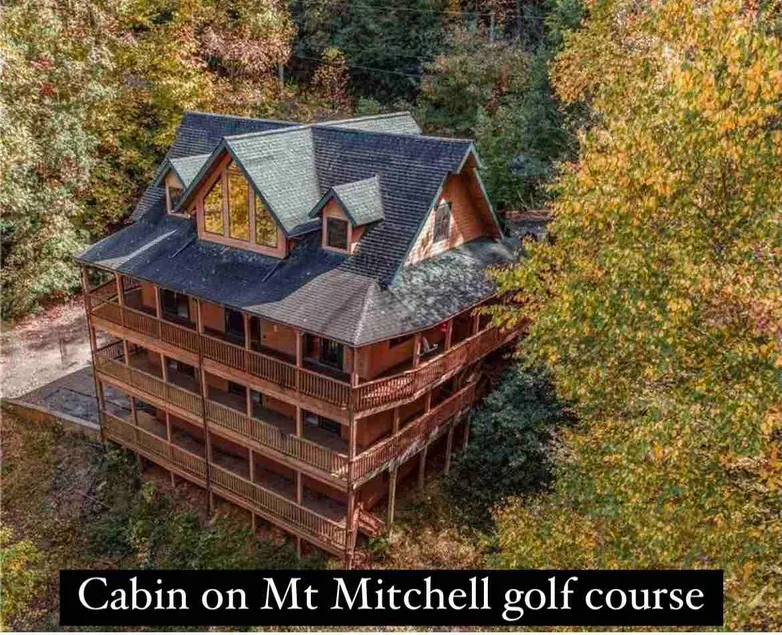 3 level cabin on Mt Mitchell golf course - Image 1