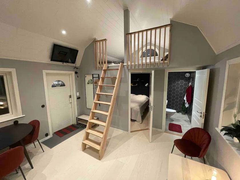 Guest house with private parking and entrance - Image 1