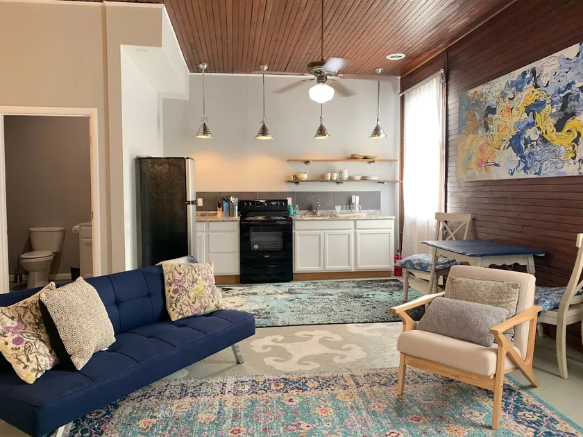 Steps to Hike& Dine! Sustainable 1-BR Apt Drifter - Image 1
