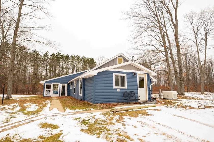 Spacious 4 bedroom home with free parking - Image 1