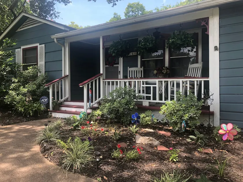 The ”Kozy Cottage” in Historic League City. - Image 1