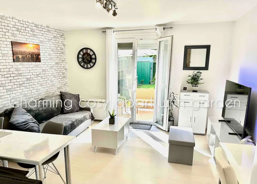 Garden apartment in quiet residence, parking - Image 1