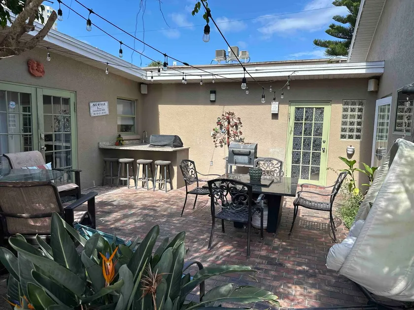 Surfside Shangri-La right by the beach - Image 1