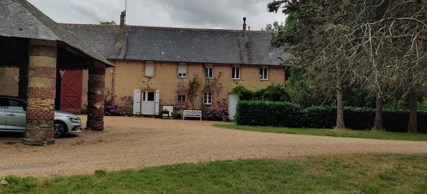 Les Petites Écuries - Image 1