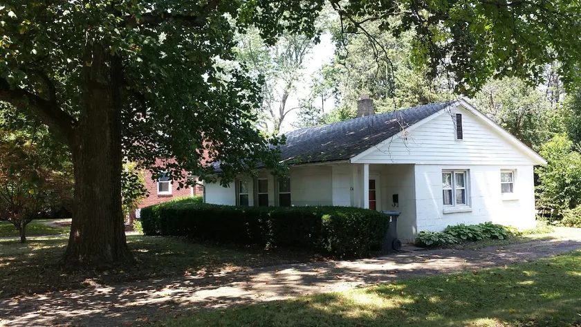 Cozy home in ideal location - Image 1