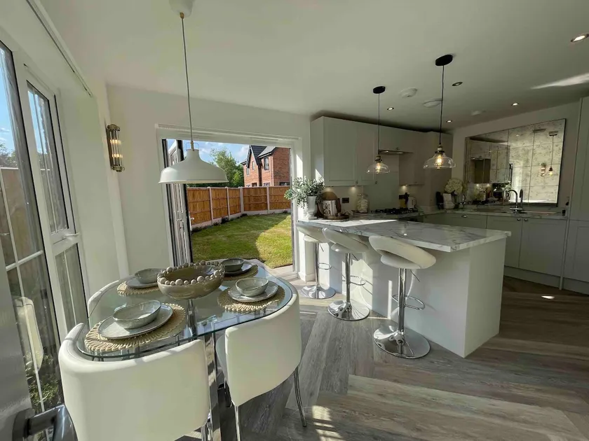 Beautiful 5* riverview home, private +free parking - Image 1