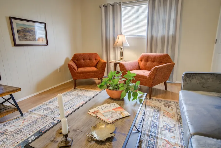 Stylish, roomy 2br in Tech Terrace with large yard - Image 1