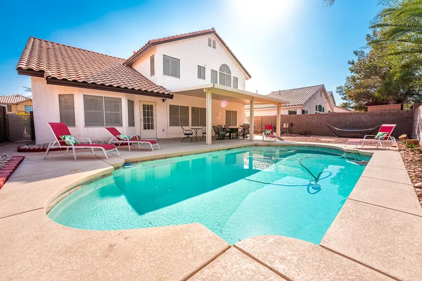 Remodeled 5 Bedroom Stunner close to LV Strip! - Image 1