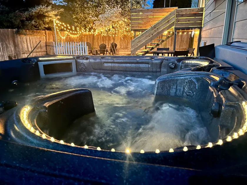 Cheerful home! Hot tub, fire pit, covered patio - Image 1