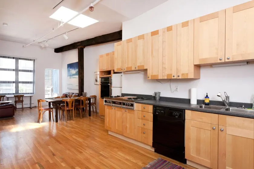 Art-filled bright spacious 1 bedrm W'burg + deck - Image 1
