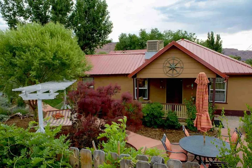 Moosewood Cottage- Hot Tub, Downtown, Dog Friendly - Image 1