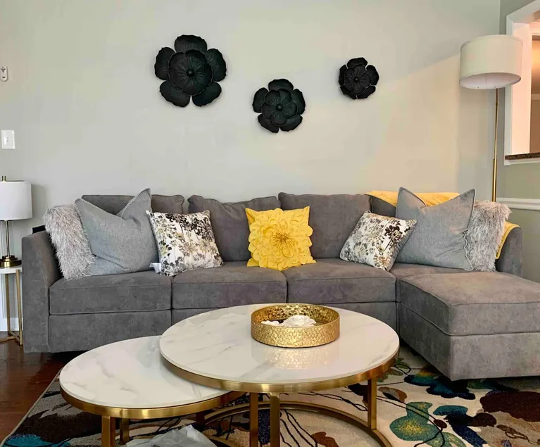 Spacious home, centrally located, amenity loaded - Image 1