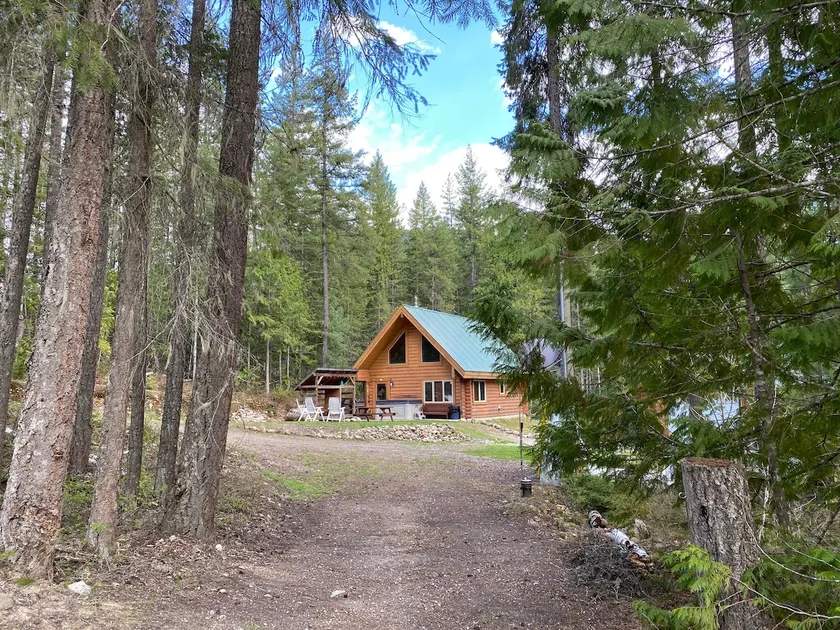 The ONLY sled-in-sled-out Log Chalet at Eagle Pass - Image 1