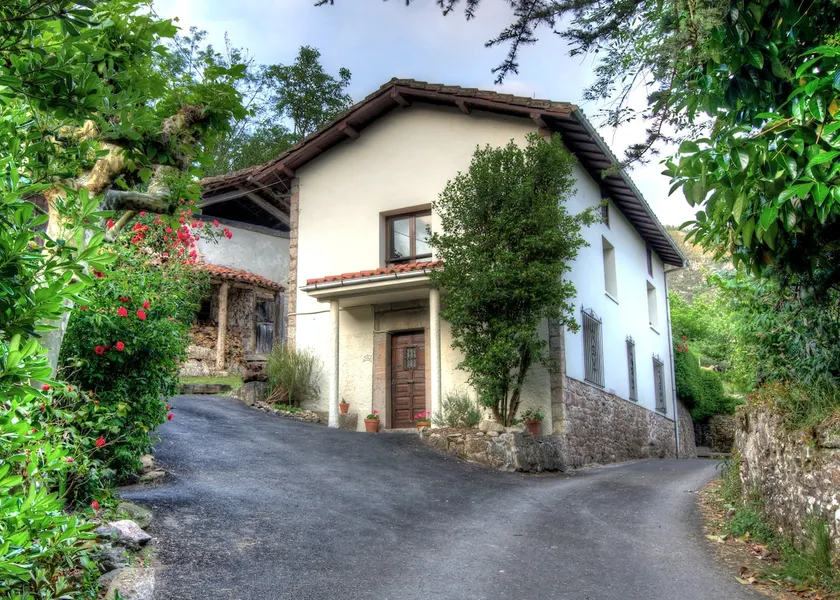 Maison de village traditionnelle asturienne dans un endroit tranquille - Image 1