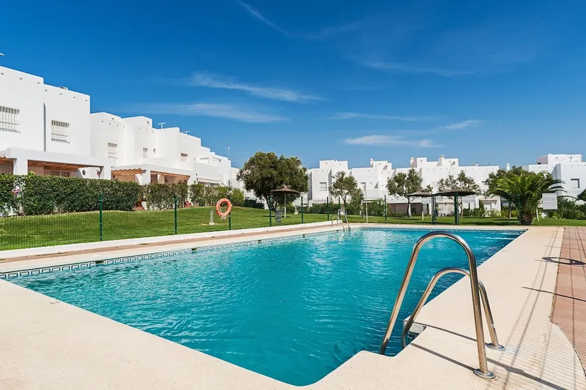 Modern lägenhet med gemensam pool - Image 1