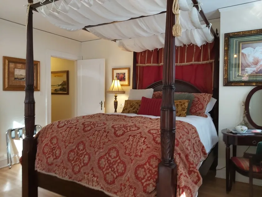 1930'S Charming & Enchanted Unit By Waterfalls - Image 1