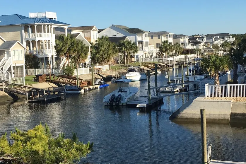 5 Bedroom Canal Cottage - 2 Min Walk To Beach Access - Boat Dock, Hot Tub, Kayak - Image 1