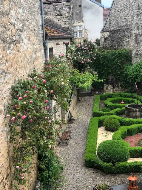 18th century house and its topiary garden - Image 1