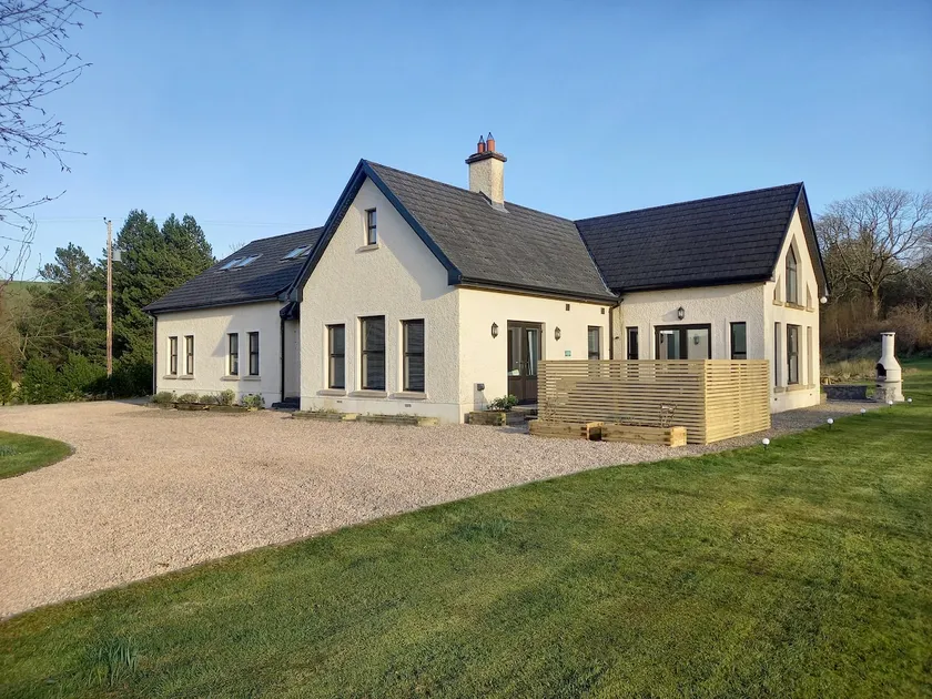 Kilskeery Lodge, modern country house with hot tub - Image 1