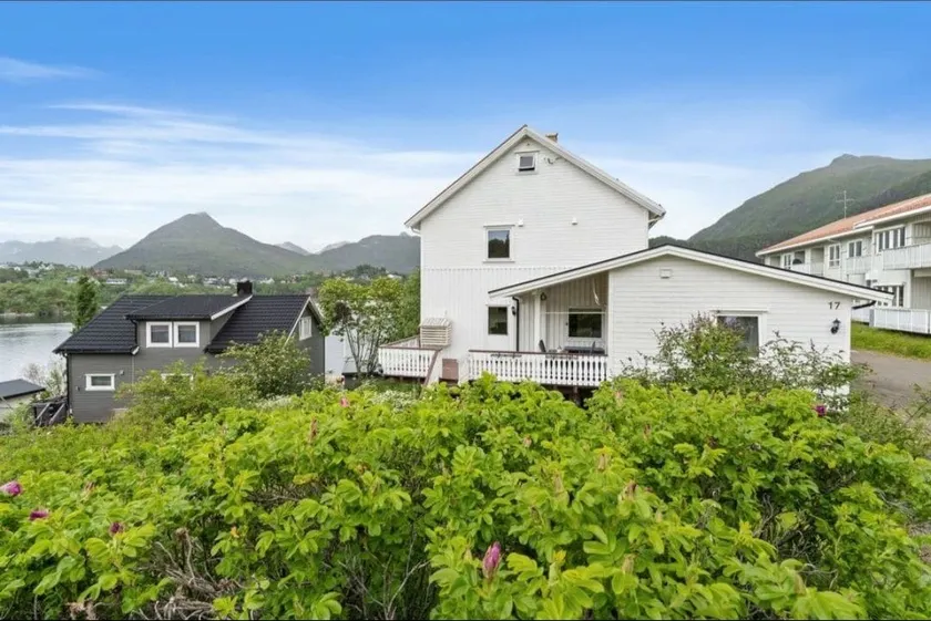 Lovely 1 bedroom downstairs condo with free parking place - Image 1