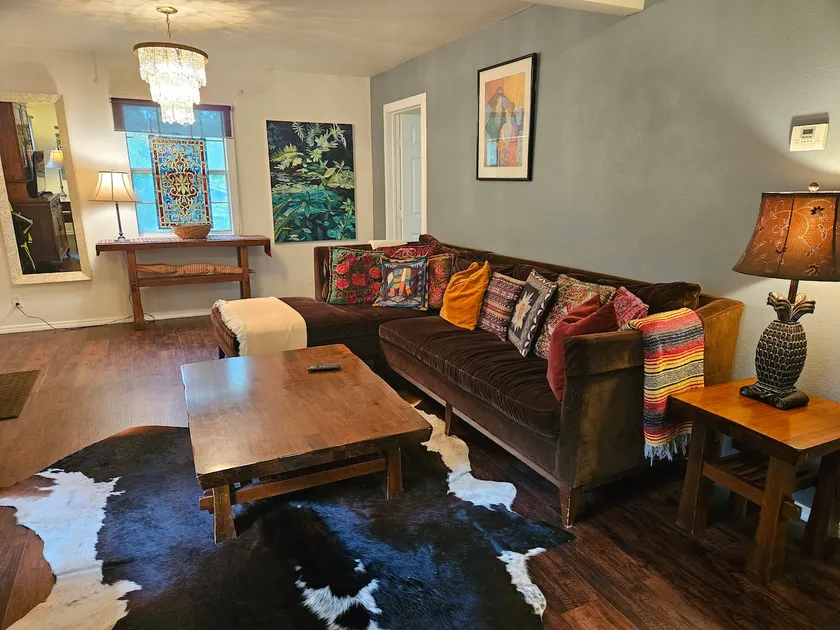2BR, free parking, king bed, firepit, trees! - Image 1
