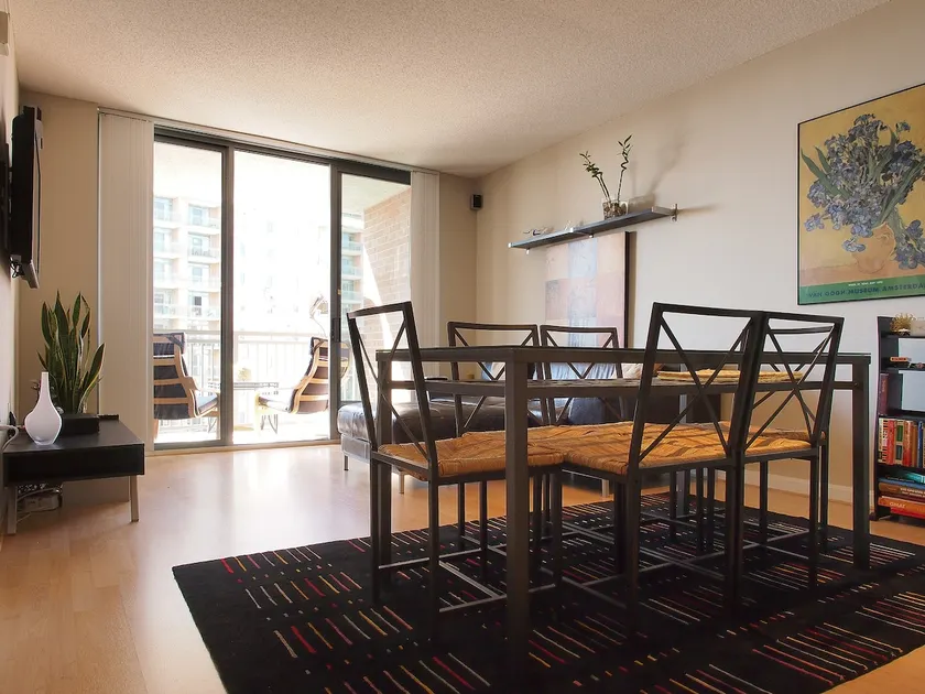 Luxurious Condo Blocks from Metro w/ parking - Image 1