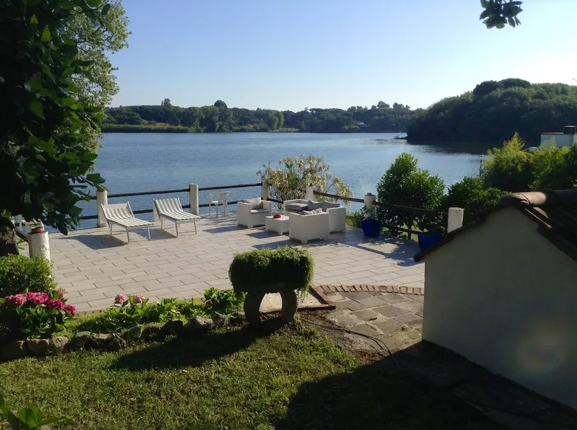 Luxury villa by the lake and sea - Image 1