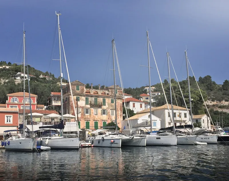 Averto Avali: Waterfront Residence - Image 1