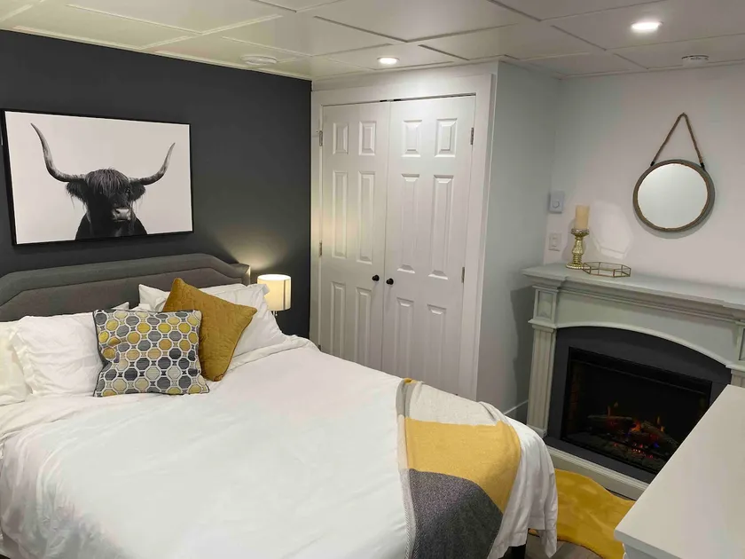 Cozy modern 1 bedroom with fireplace on lake - Image 1