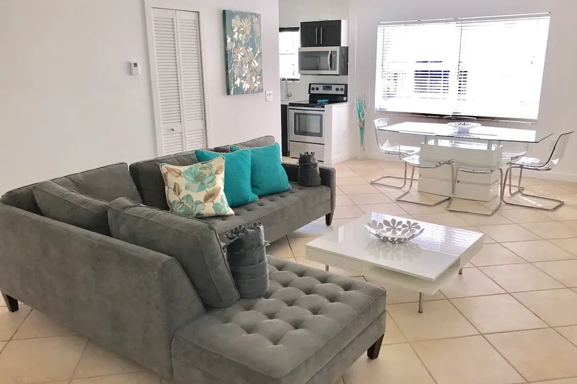 Exclusive condo 2/2 great location and terrace - Image 1