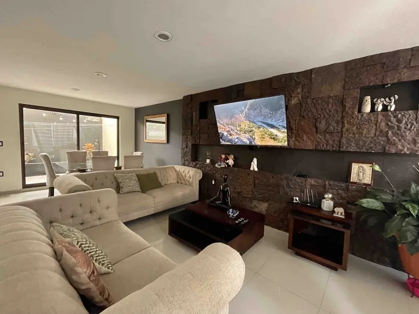 Residence with an excellent location and security - Image 1