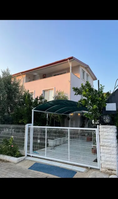 Triplex detached house near the sea - Image 1