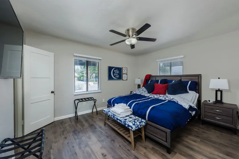 The Getaway-Large 5 Star! King Bed Great Location! - Image 1