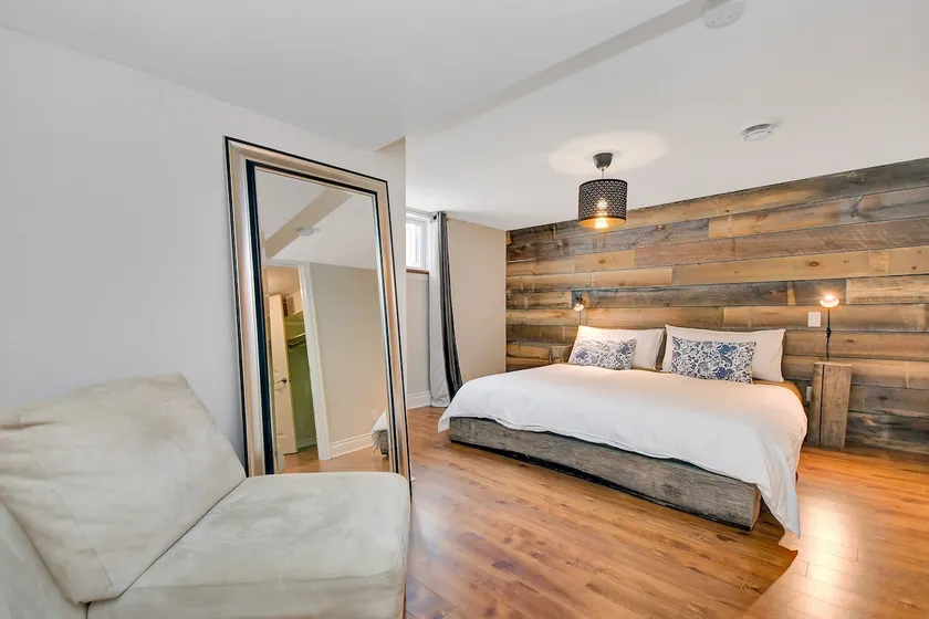 Central & Clean 2bdrm Apartment with Parking for 2 - Image 1