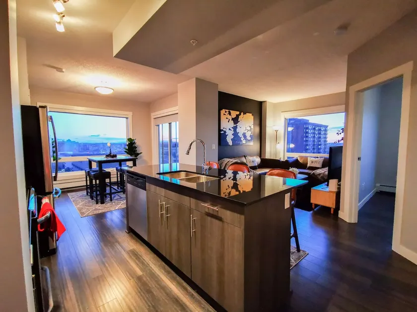 Executive Condo💼 in the 💙 of DOWNTOWN🏙Free PARKING - Image 1