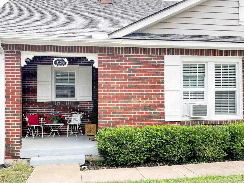 Charming Foxhollow Cottage 1 Bedroom with King Bed - Image 1