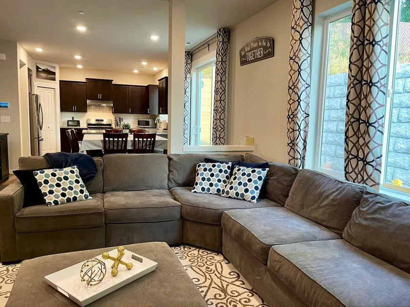 Redondo Haven - 5bd 3ba 15 min from SeaTac - Image 1