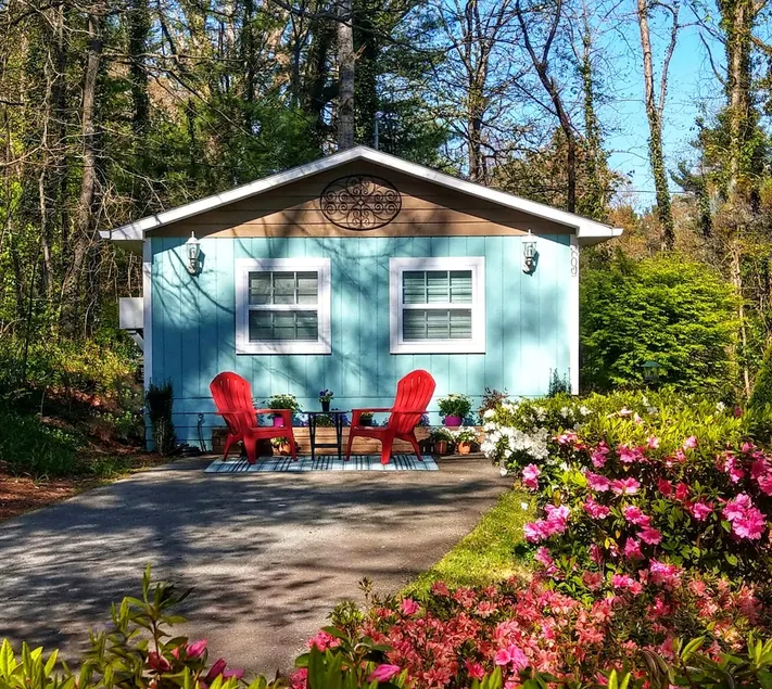 Cozy, Sparkling Clean Cottage! Excellent Location! - Image 1