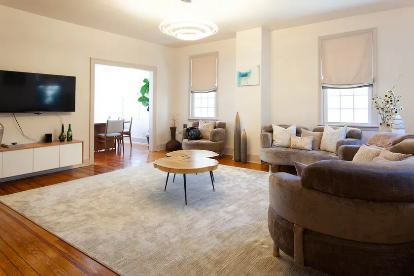 Elegant & Luxurious, Clean & Cheerful entire house - Image 1