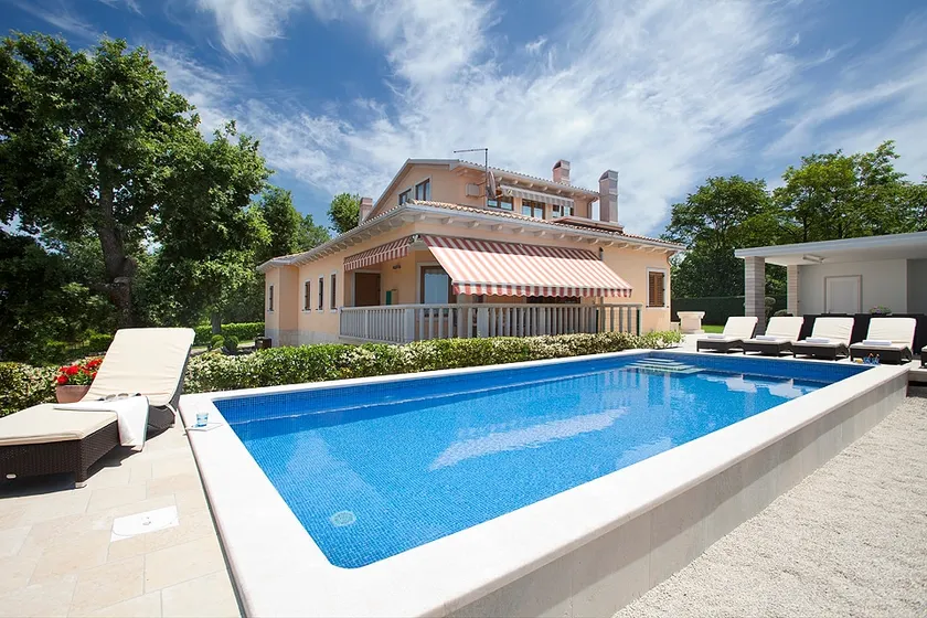 Unique villa with beautiful pool - Image 1