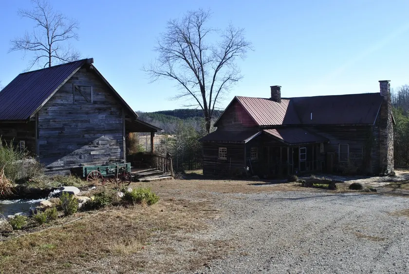 One of a kind historic farmhouse 10 minutes from Tryon Equestrian. Speaks French - Image 1