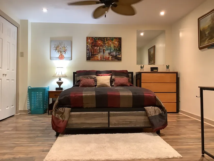 Ross Street Apartment - Image 1