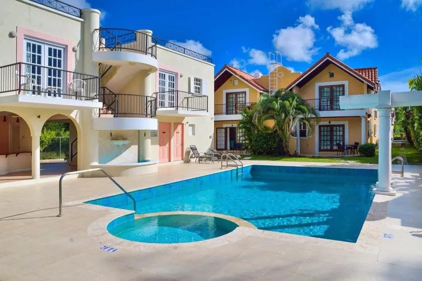 Lovely Spacious South Coast 2 bedroom with pool - Image 1