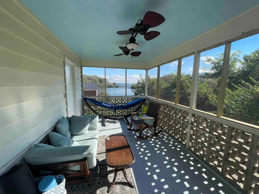 Retro Retreat with Lake & Mountain Views - Image 1
