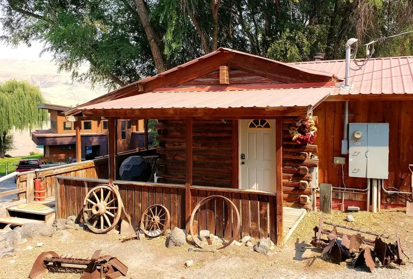 Rustic cabin with access to river & shared dock. - Image 1