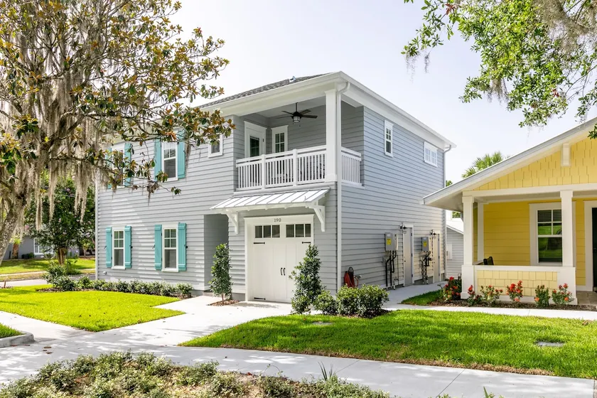 *1 min walk to DT Mt. Dora! King Bed! 5 star! - Image 1