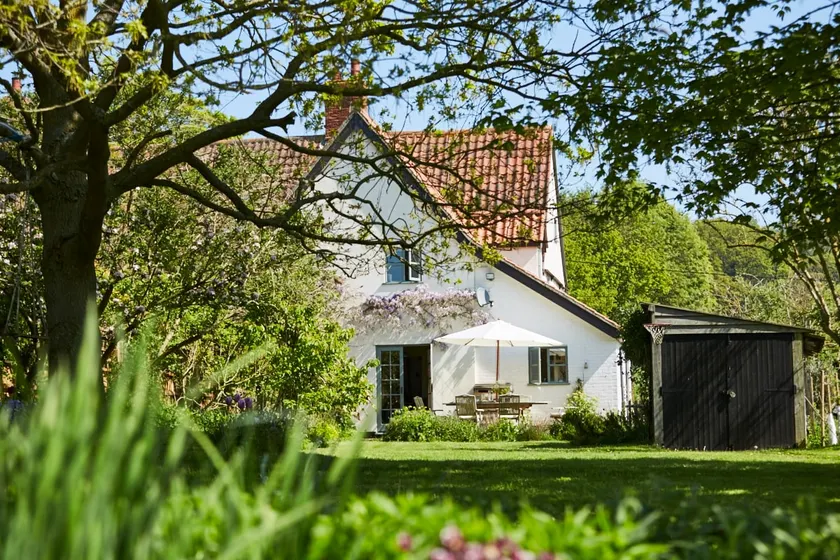 Cosy cottage in idyllic countryside near coast - Image 1