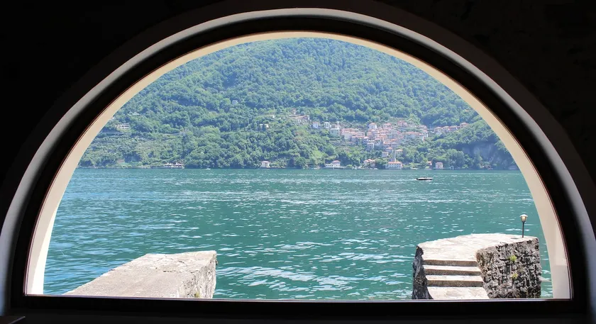 House on the lake shore of Laglio - Image 1