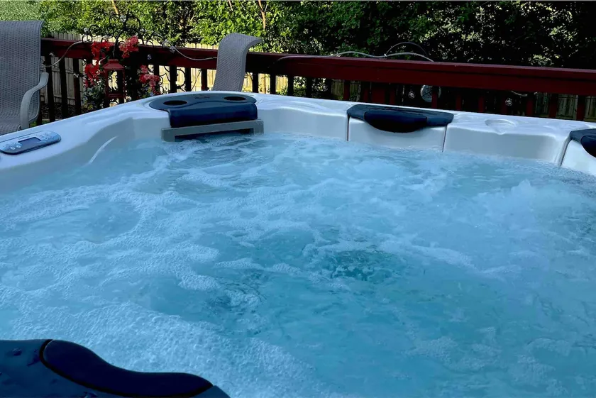 Comfort & Style - Hot Tub, Theater, Games - Image 1